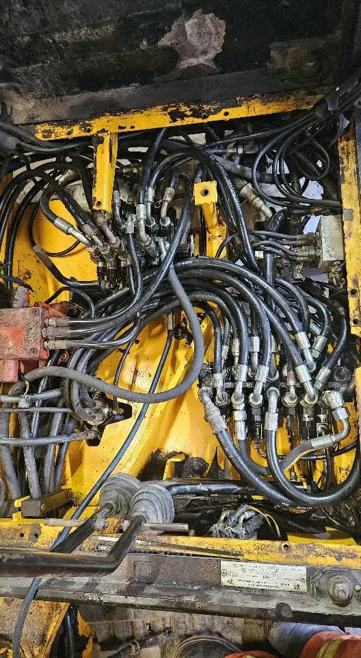 Boyaux et raccords du circuit hydraulique d’un équipement lourd