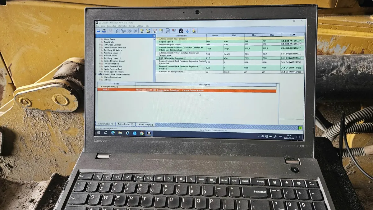 Ordinateur de diagnostic branché sur un engin de chantier
