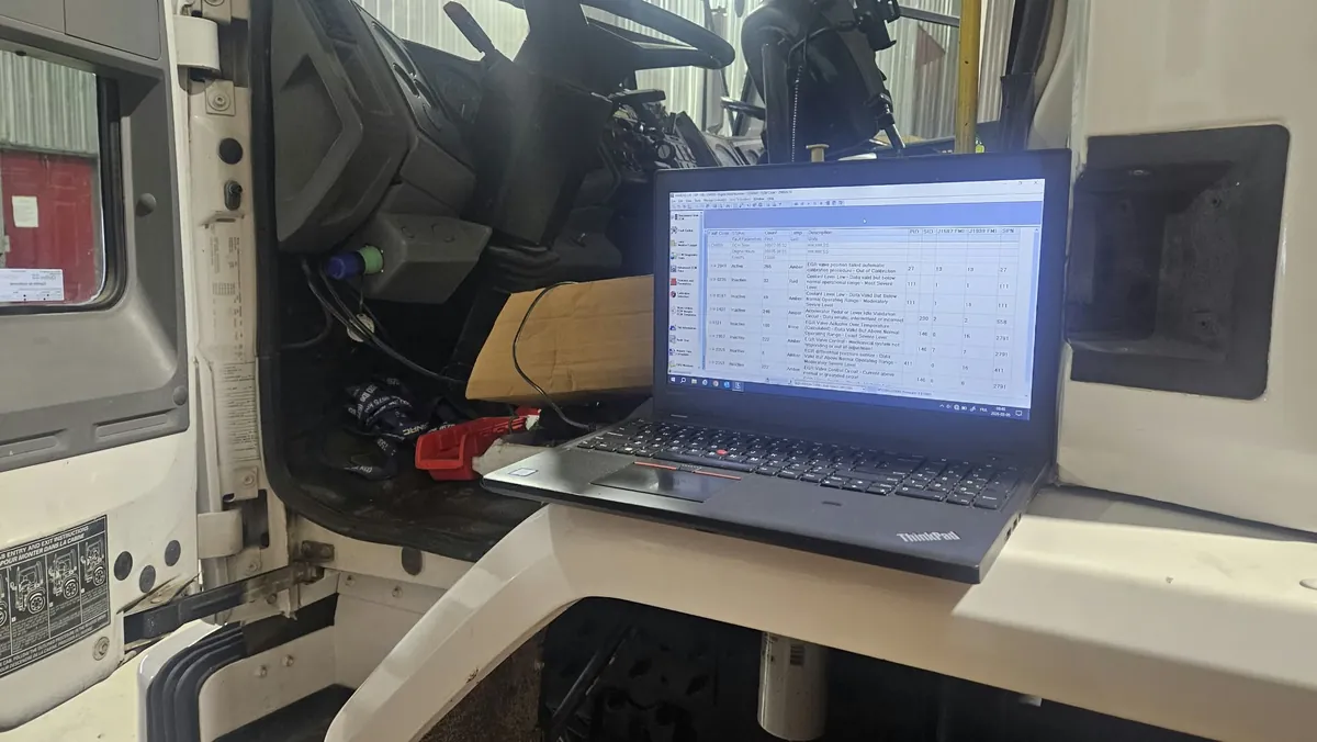 Diagnostic électronique avec un ordinateur près de la cabine d’un camion